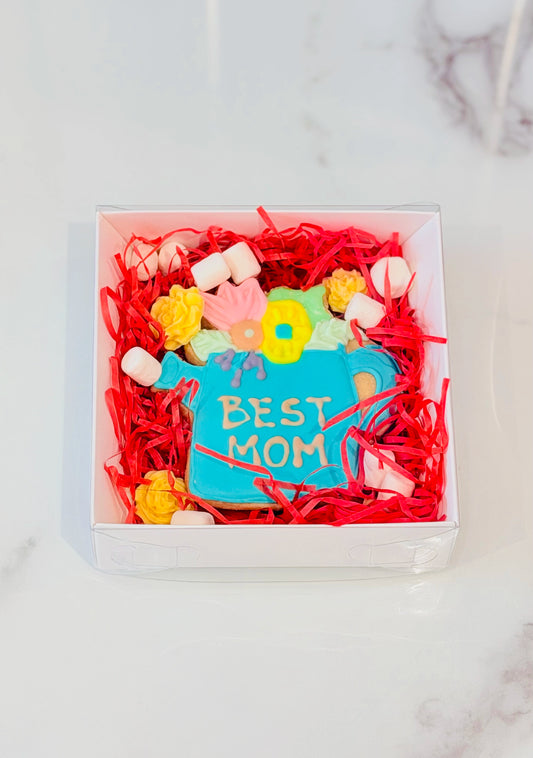Best Mom cookie gift box with decorated cookie and flowers in Dubai