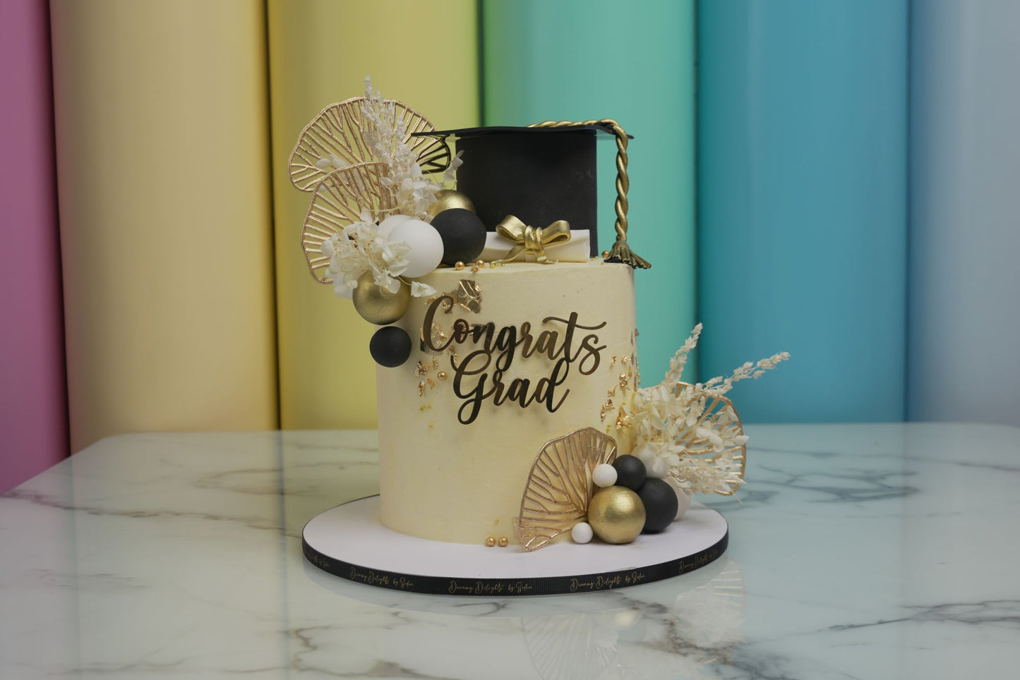 Elegant Congrats Grad graduation cake with graduation cap topper for Class of 2026 graduation celebrations, school graduation parties, and university graduation events