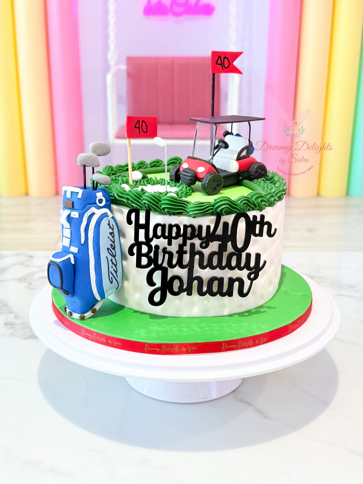 Birthday cake with golf theme and 'Happy 40th Birthday Johan' text on a colorful background.