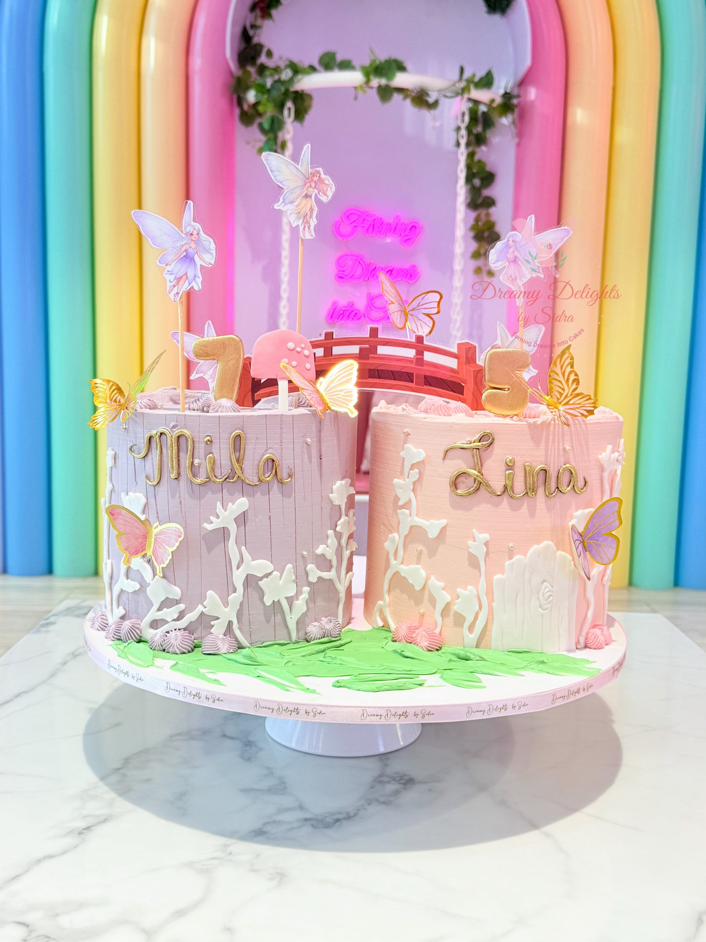 Two small cakes with decorative elements and names 'Mila' and 'Lina' against a colorful background.