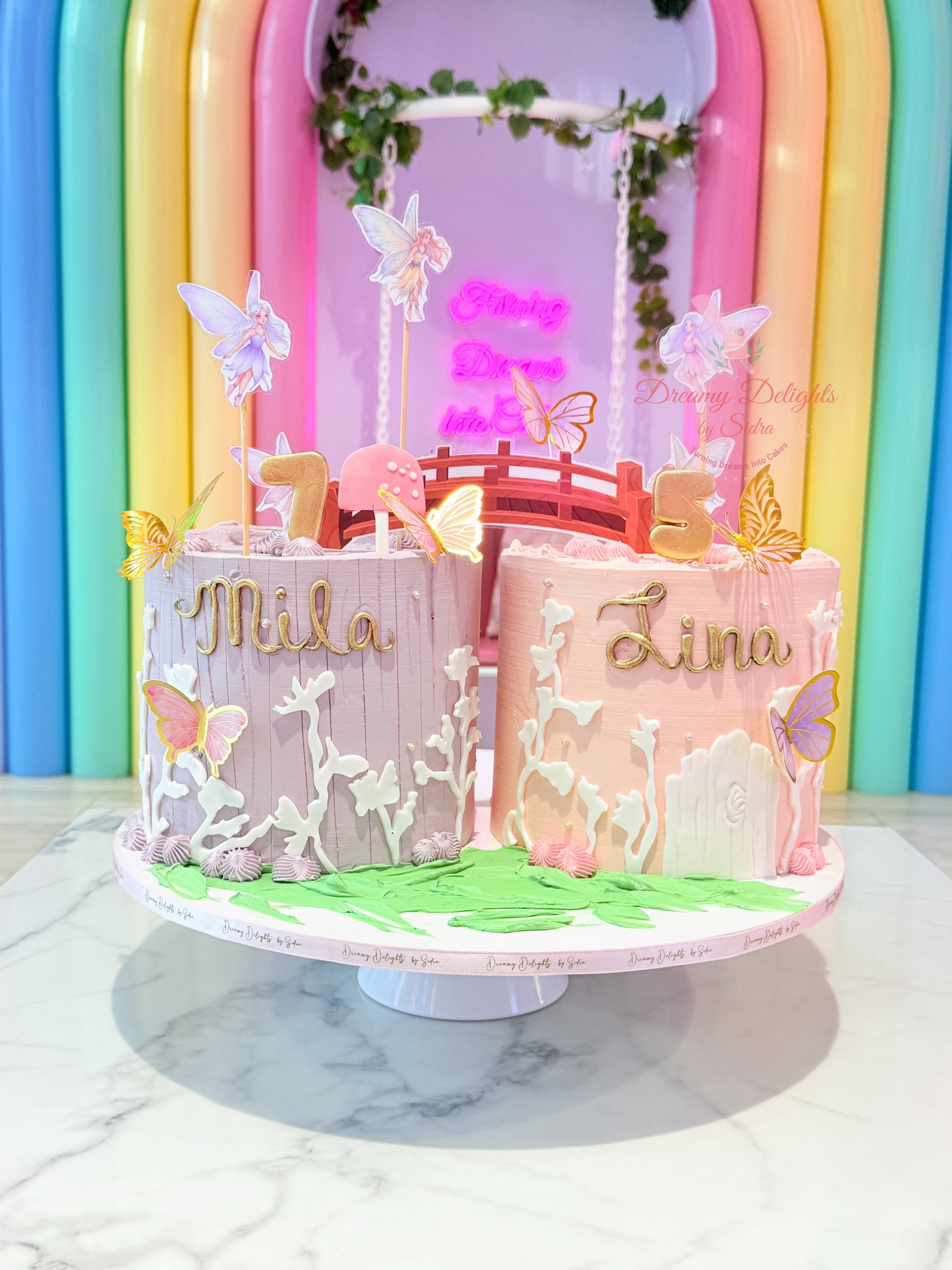 Two small cakes with decorative elements and names 'Mila' and 'Lina' against a colorful background.
