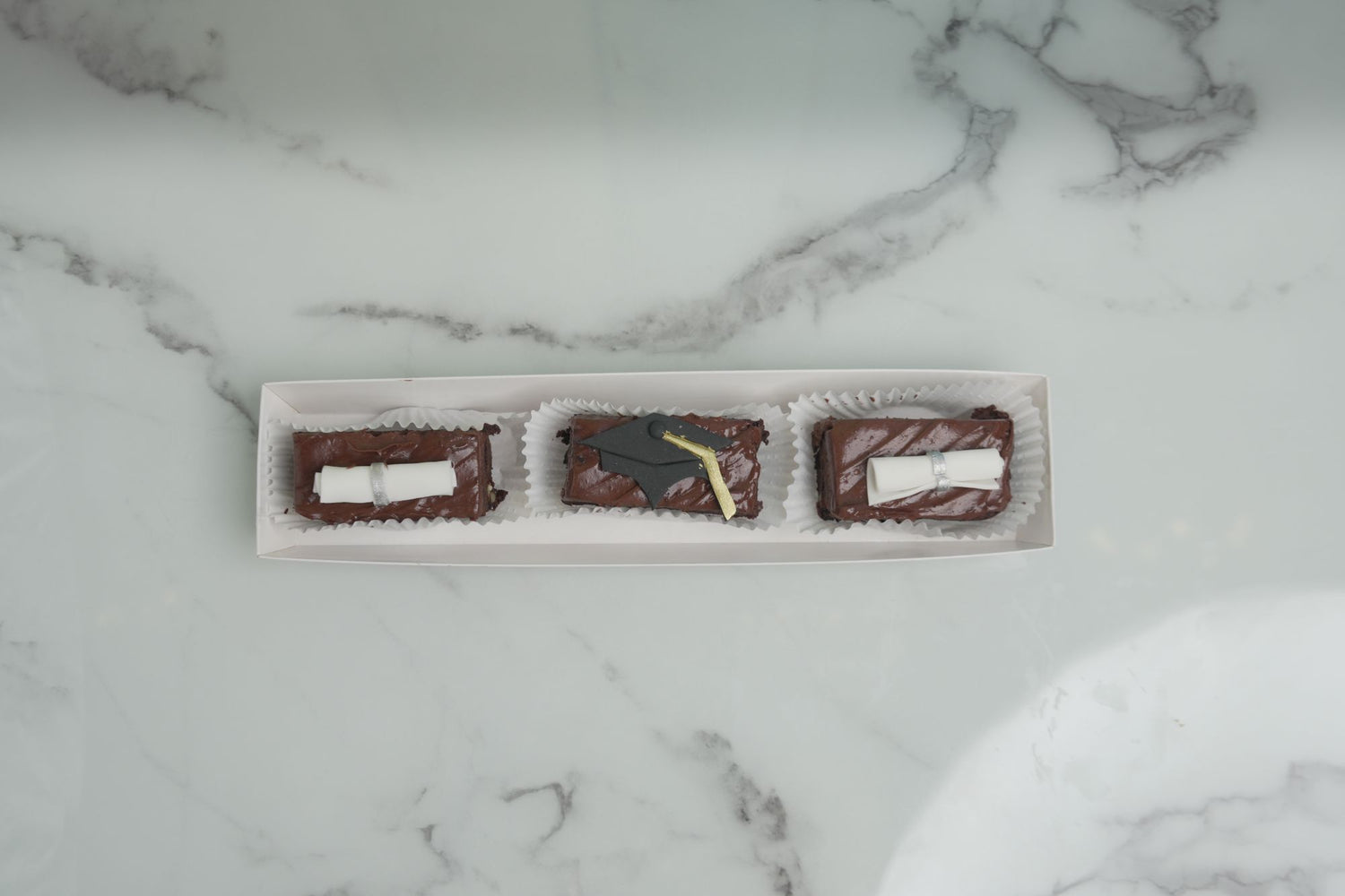 Graduation brownie gift set decorated with graduation caps and diploma scrolls, perfect for graduation celebrations, school leaver parties, and Class of 2026 events.