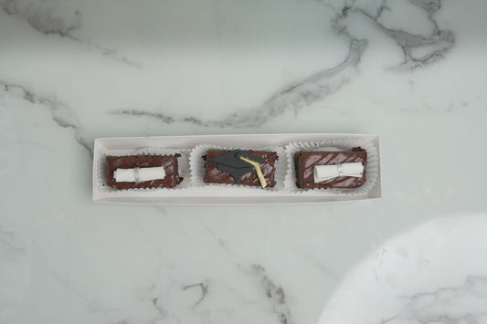 Graduation brownie gift set decorated with graduation caps and diploma scrolls, perfect for graduation celebrations, school leaver parties, and Class of 2026 events.
