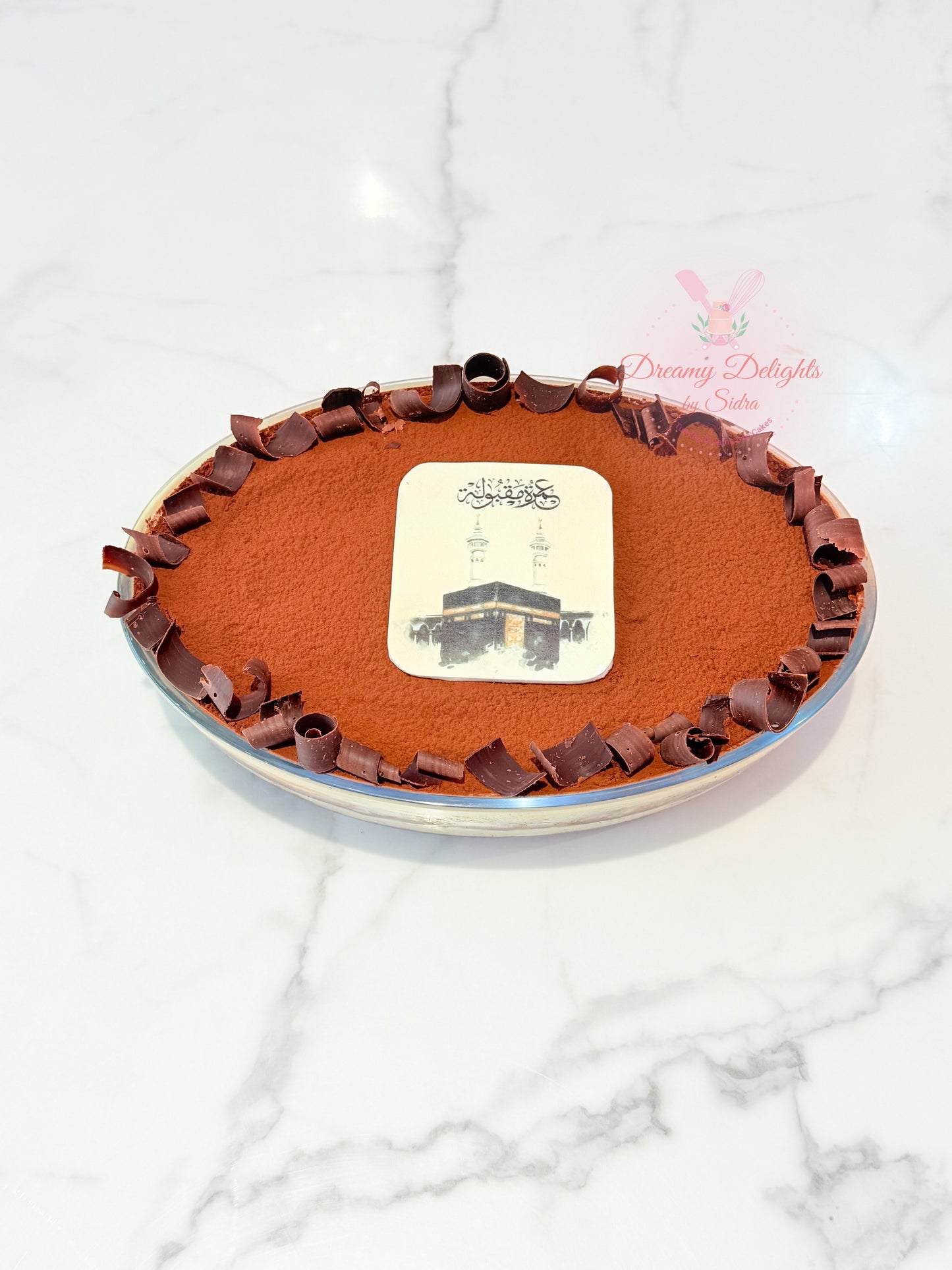 Premium Umrah tiramisu dessert tray with edible Kaaba artwork, cocoa topping, and chocolate curls for celebrations in Dubai.