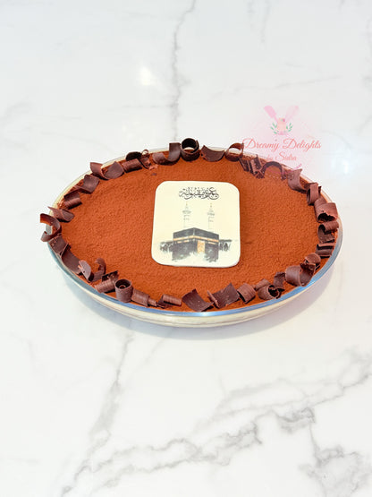 Premium Umrah tiramisu dessert tray with edible Kaaba artwork, cocoa topping, and chocolate curls for celebrations in Dubai.